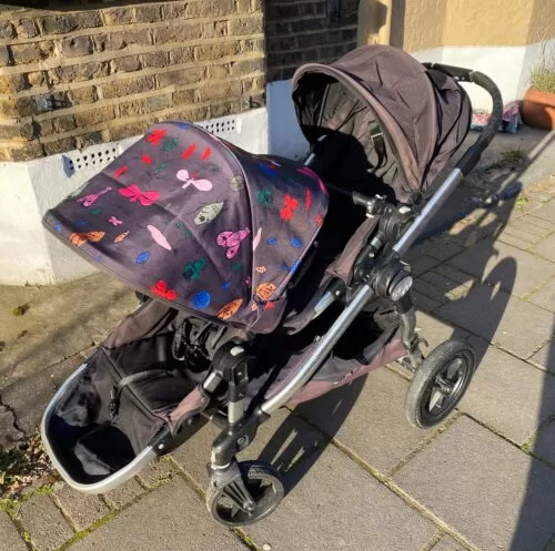 Krāsainais ir BUgaboo jumtiņš, kurš uzlikts Baby Jogger ratiem
